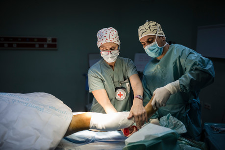 Red Cross medical staff performs surgery in Iraq