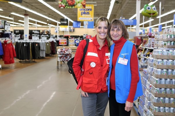 Pictured: Sylvie Bergeron, a Canadian Red Cross volunteer in the Vaudreuil-Soulanges RCM, and Mary Teresa Shalala, a Walmart associate in Vaudreuil-Dorion.