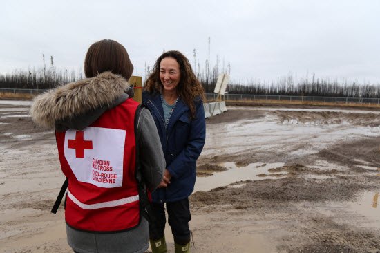 A Canadian Red Cross staff member talking with a woman affected by the wildfires in Alberta 2016.