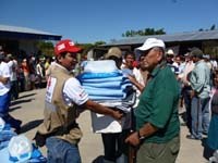 Dominican water and sanitation teams comprised by members of the Dominican Red Cross and the Dominican Government’s water management agency deliver a water tank to a shelter in Santo Domingo.