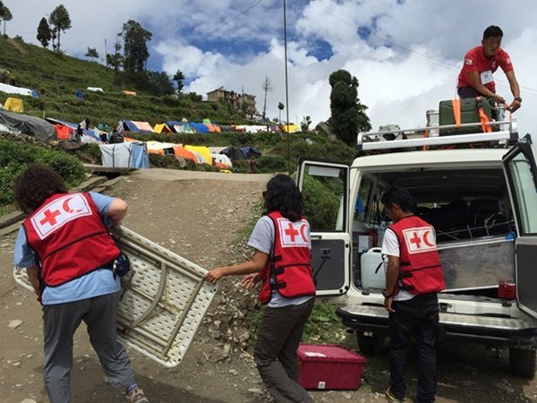 Mobile medical team getting set up in Dhunche