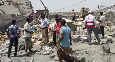 Red Crescent distributing aid in Yemen