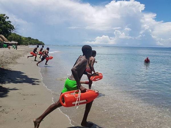 Participants from the Dominican Red Cross (DRC) participate in practical water rescue exercises.