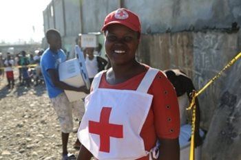 Red Cross volunteer Stéphanie, pictured here, lost her home in the hurricane. For her, it’s an honour to help her community and work together to recover from the hardship.