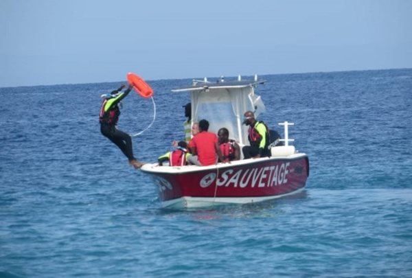 Participants from the Haitian Red Cross Society (HRCS) participate in practical water rescue exercis
