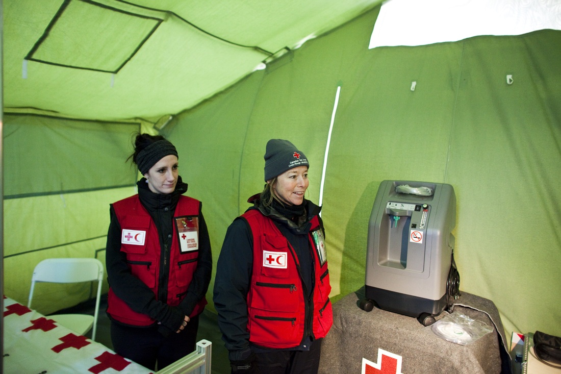 Red Cross delegates show the inside of one tent that is part of the Emergency Response Unit. / Photo credit: Johan Hallberg-Campbell