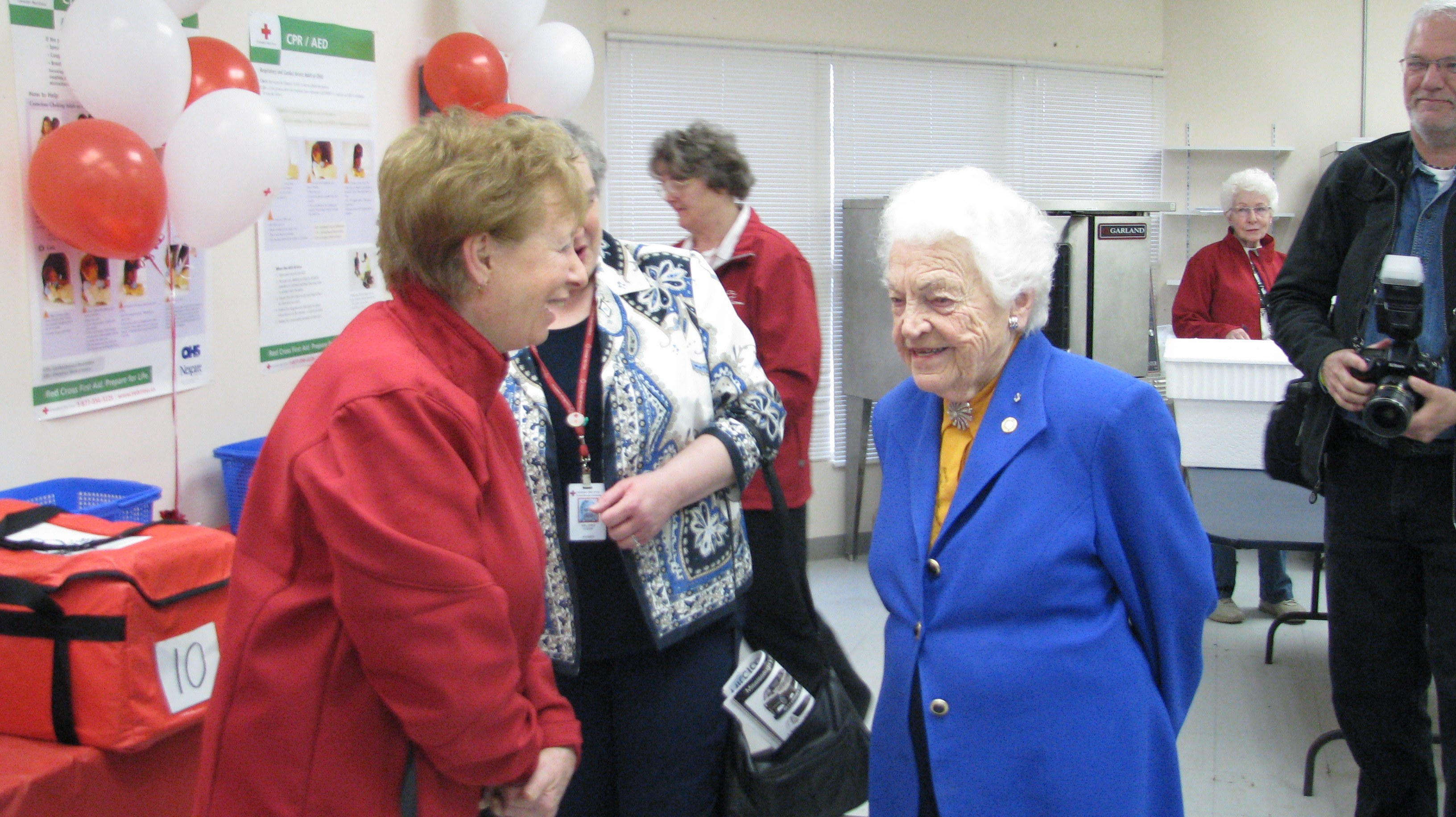 Mississauga Mayor Hazel McCallion chats with a Meals on Wheels volunteer
