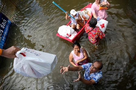 People affected by severe flooding receive emergency supplies from the Thai Red Cross. Photo by Félix Genêt Laframboise/IFRC. 