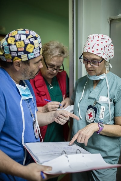 Surgeon Carlos Ferreira, ward nurse Kati Partanen and OT nurse Dianne Hyra-Kuzenko go through the li