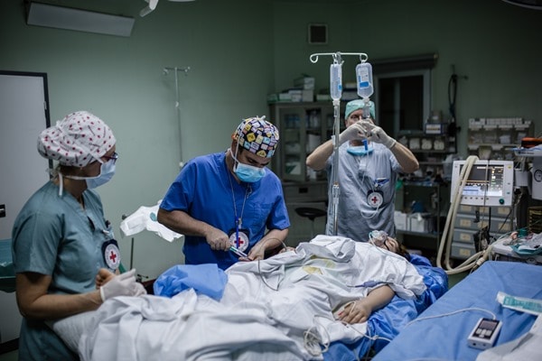 OT nurse Dianne Hyra-Kuzenko, surgeon Carlos Ferreira and anesthesiologist Louis Fraser 