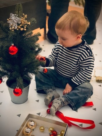 Photo of child with christmas tree