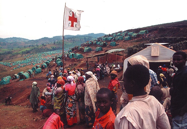 Line up at the clinic in an internally displaced peoples camp in Nyarushishi, 1994. Photo: ICRC 