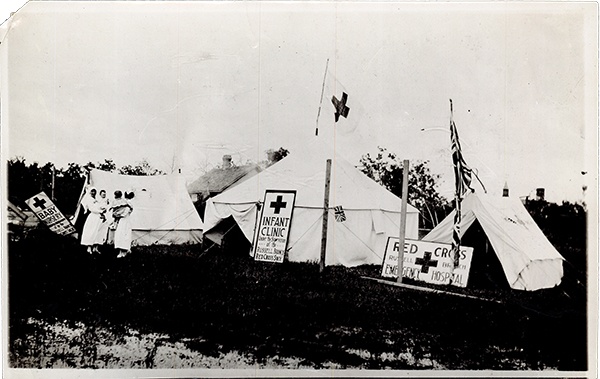 A travelling infant health clinic set up by the Canadian Red Cross in a field outside Russell, Ontario (near Ottawa), ca. 1920s-1930s.
