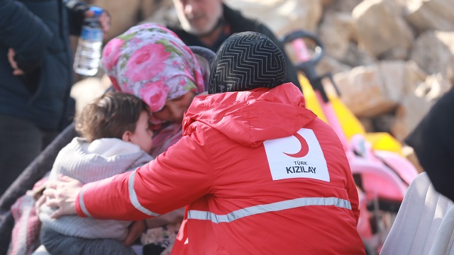 Turkish Red Crescent volunteer helping a family