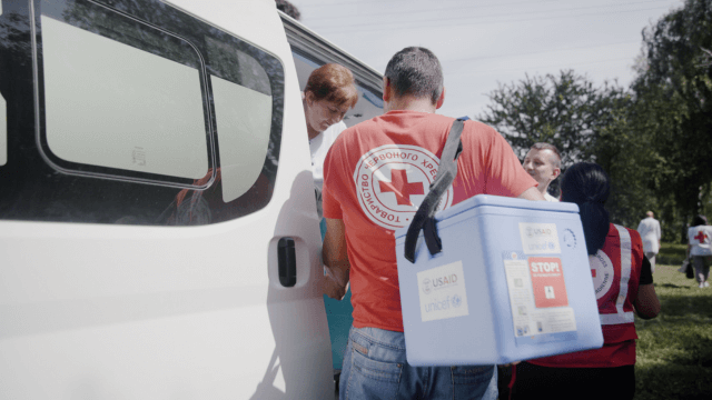 Ukrainian Red Cross Society & the Canadian Red Cross unload supplies from the Mobile Medical Unit