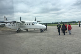 Evacuees from Little Grand Rapids Frist Nation boarding planes