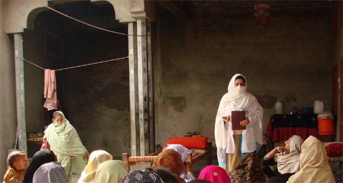 Lady Health Visitor promoting the need to access health care during pregnancy (Swat District, Pakistan).