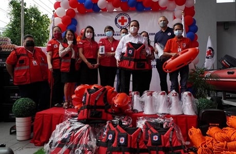 A group of people assembled for a photo in front of lifesaving devices