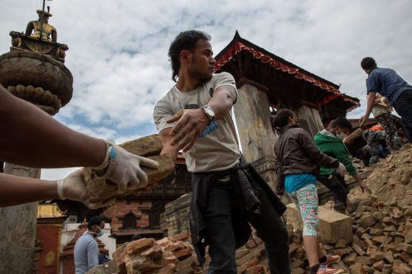 Nepalese remove rubble from an ancient temple