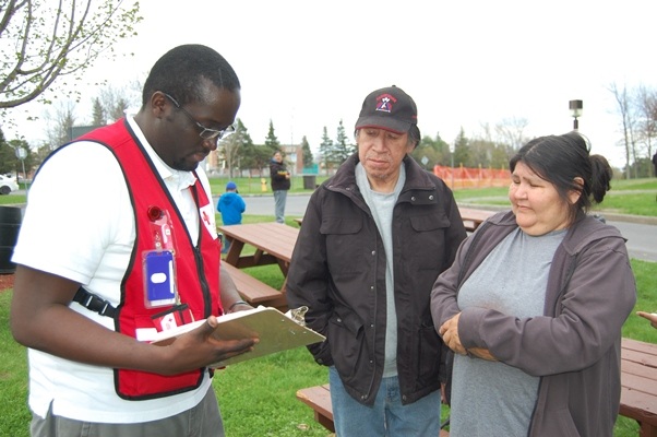 Red Cross volunteer registers Kashechewan residents after evacuation
