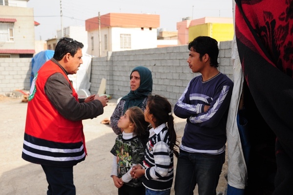 Kadija and her family talking to a member of the Iraqi Red Crescent