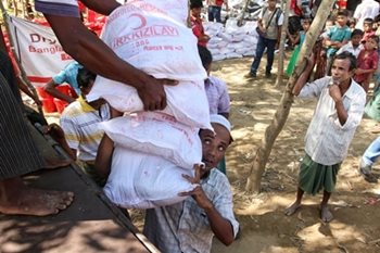 Distribution of supplies in Bangladesh camp