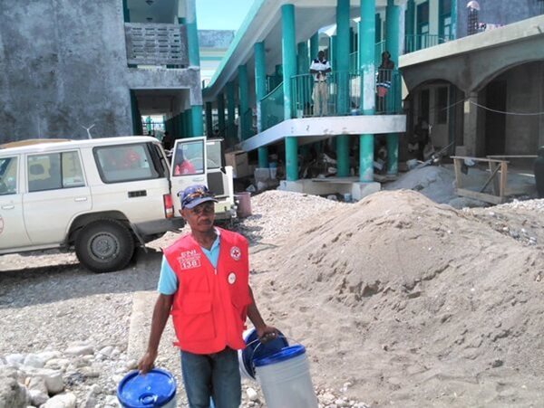 Haitian Red Cross volunteers distribute 69 cholera kits