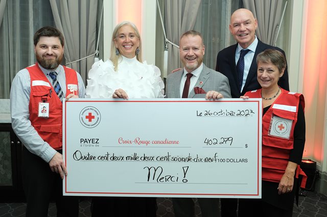 From left to right: Mr. Jérôme Lambert, Volunteer, Mrs. Geneviève Fortier, Chief Executive Officer, Promutuel Assurance, Mr. Pascal Mathieu, Vice-President, Quebec, Canadian Red Cross, Mr. Conrad Sauvé, President and Chief Executive Officer, Canadian Red Cross, and Mrs. Anny Voyer, Volunteer.
