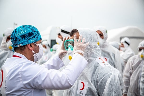 Members of the Turkish Red Crescent put on personal protective equipment